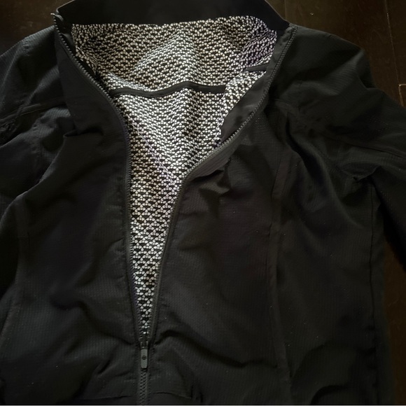 Lululemon Size 2 Bomb Around Reversible Bomber Jacket Black White Lightweight - Picture 6 of 9